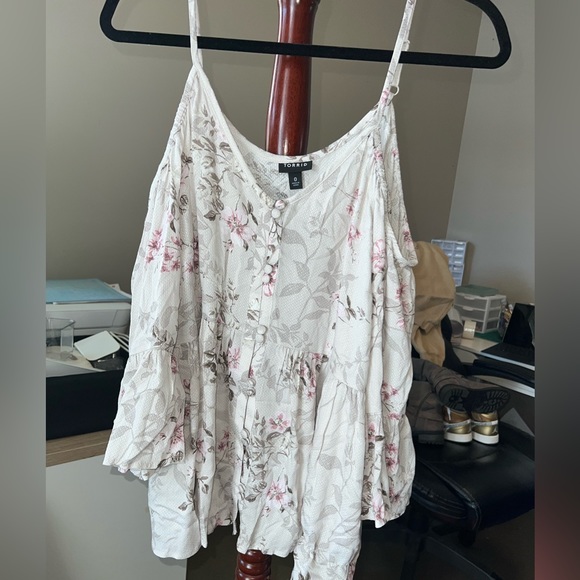 Torrid size 0 peplum floral cold shoulder top - Picture 4 of 4